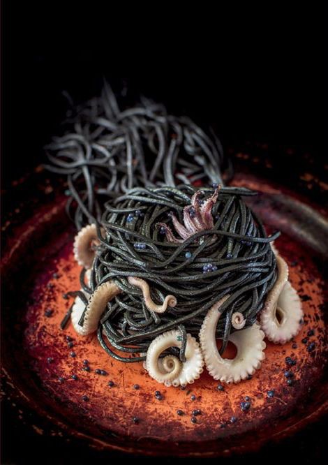 Tagliolini neri con tentacoli di polpo e salsa di pomodoro per Halloween.