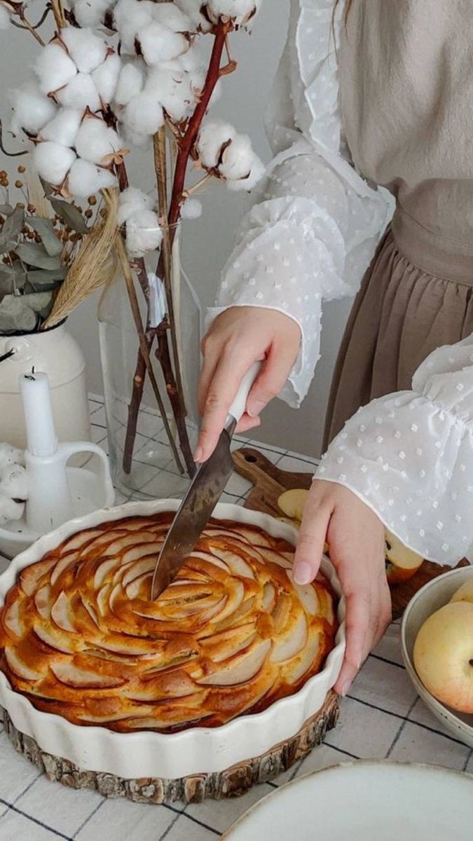 colazione preferita con torta di mele servita su un tavolo