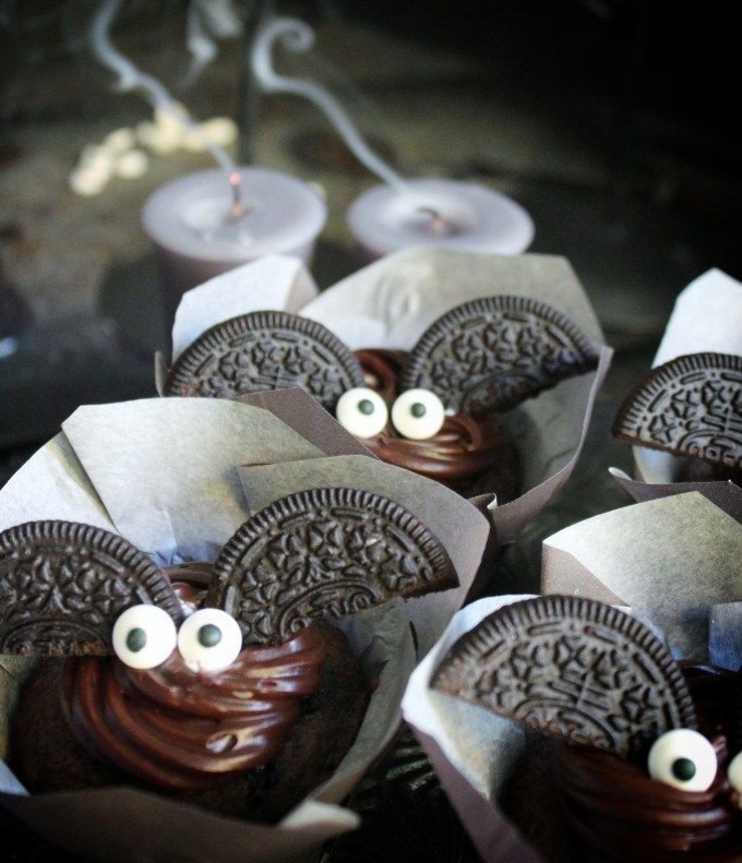 Muffin pipistrello Halloween spaventosi e decorati per bambini