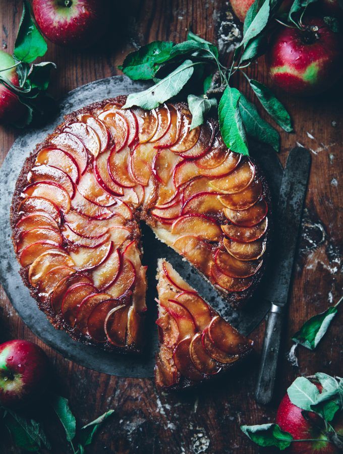 colazione preferita con torta di mele servita su un tavolo