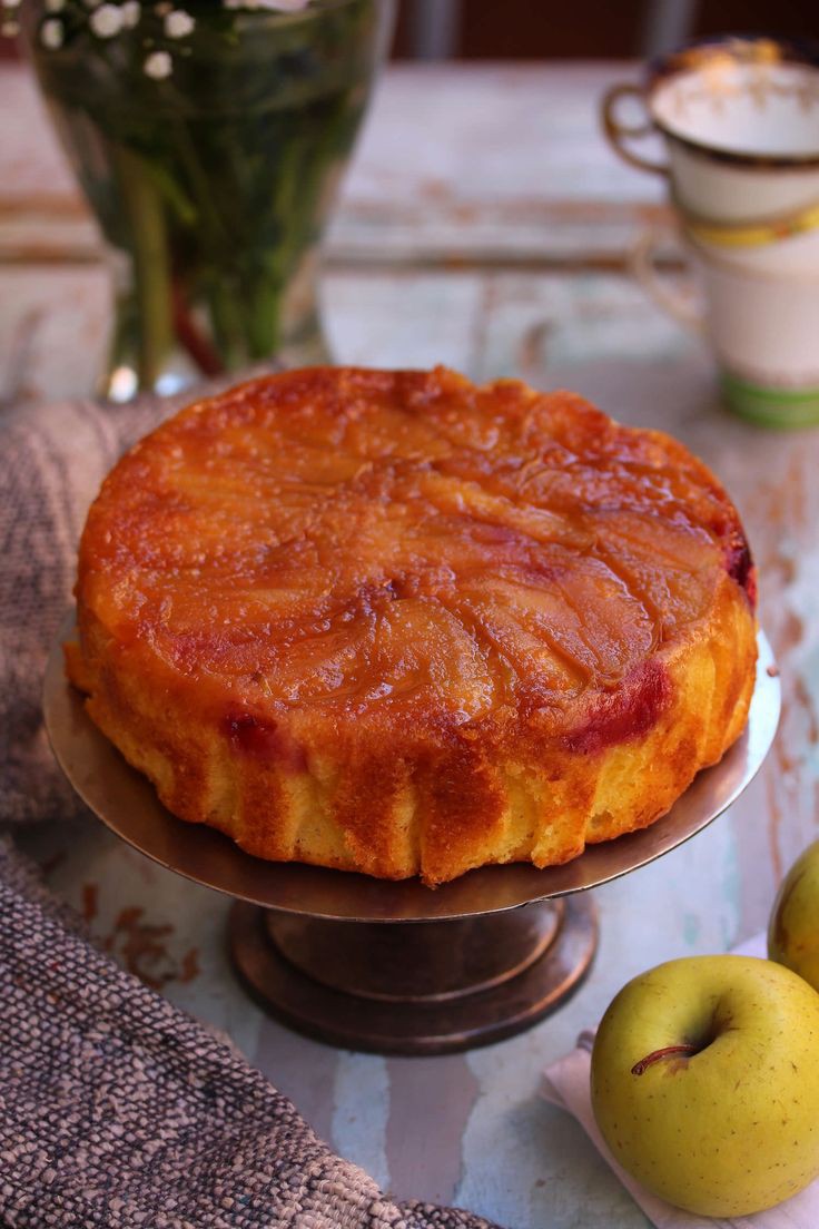 colazione preferita con torta di mele servita su un tavolo