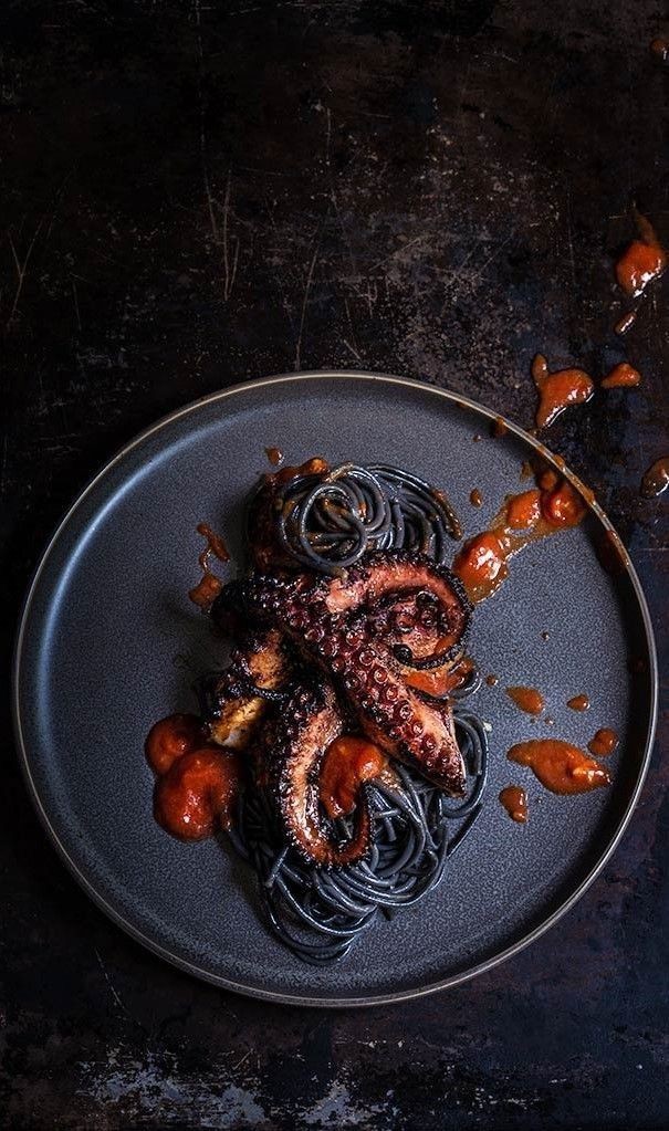 Tagliolini neri con tentacoli di polpo e salsa di pomodoro per Halloween.